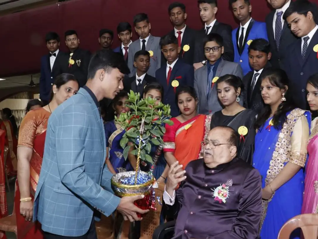 STUDENTS FELICITATING OUR RESPECTED CHAIRMAN SIR ON SSC FAREWELL DAY 2019.