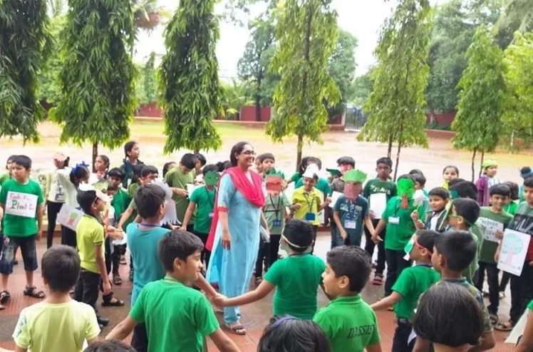 Human-Chain-Spreading-The-Green-Message